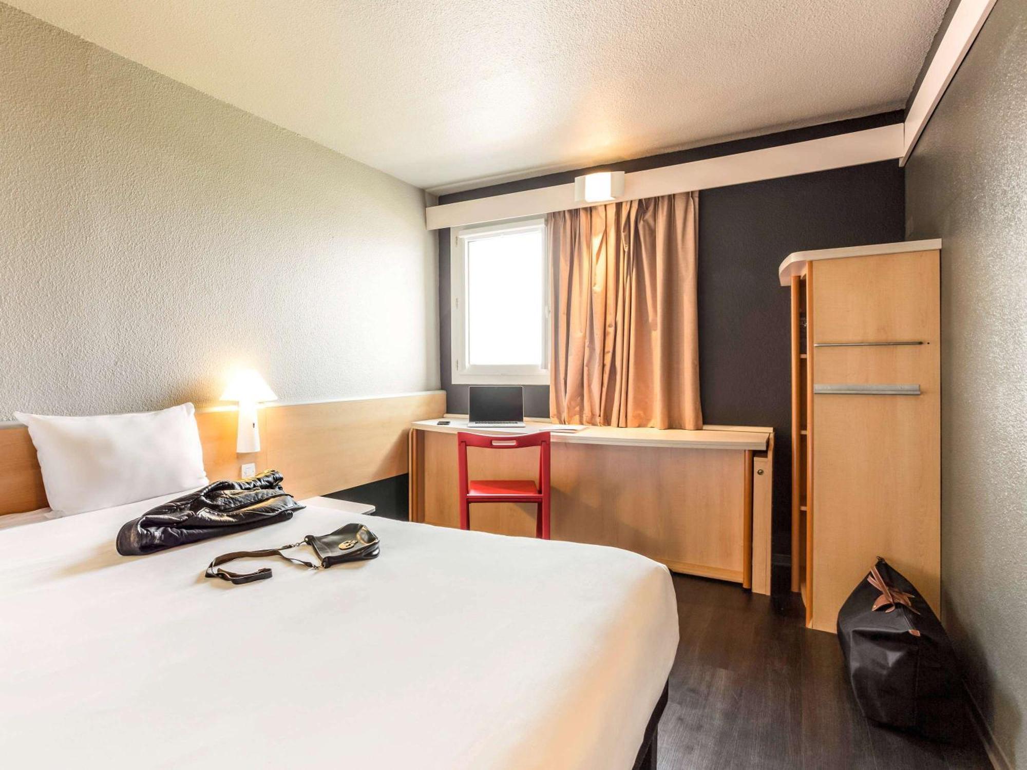 Отель Ibis Pau Лескар Экстерьер фото
