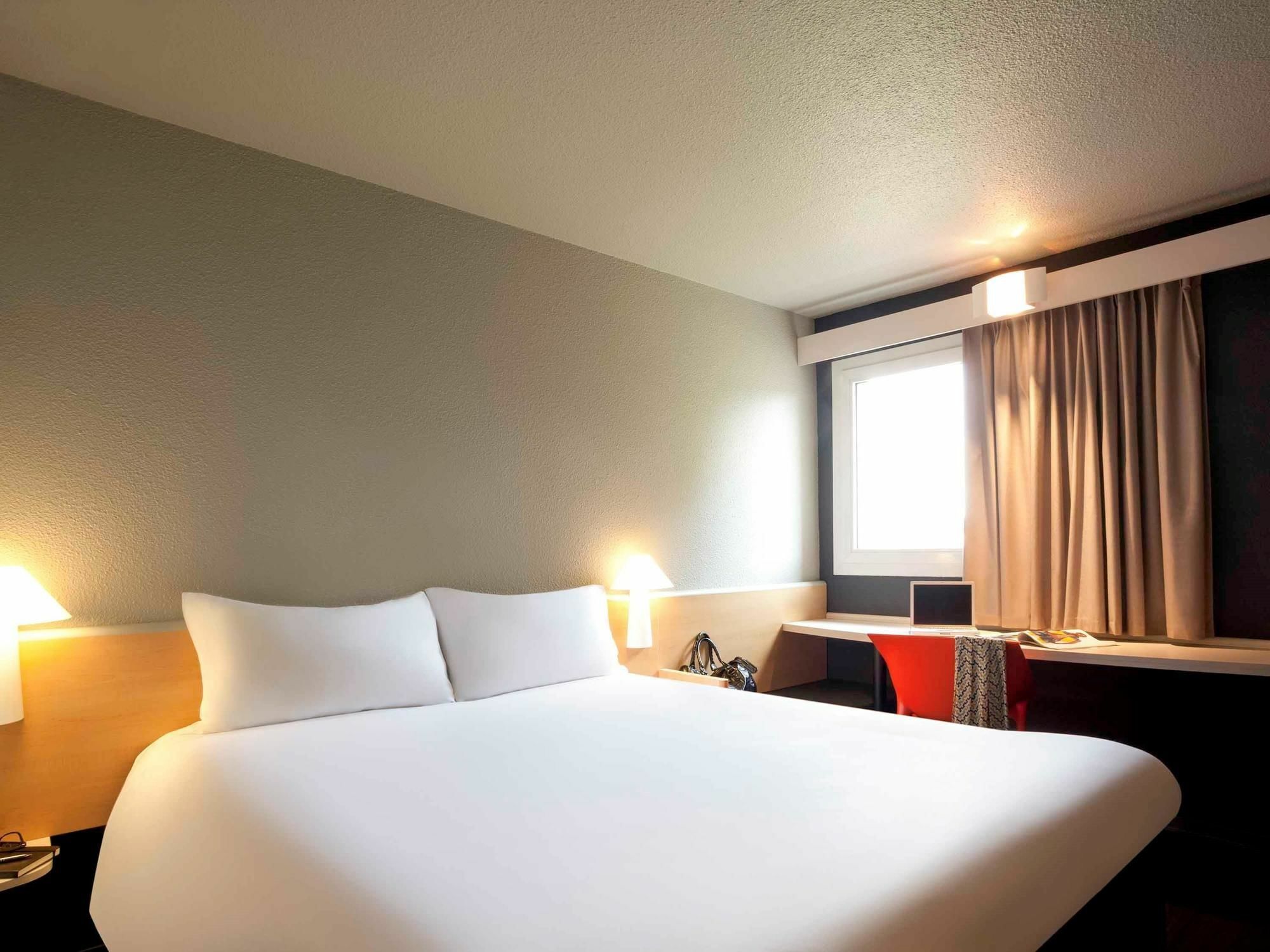 Отель Ibis Pau Лескар Экстерьер фото